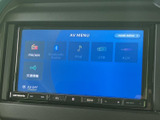 FM・AMに加え、Bluetooth AudioやUSBなど複数の音源がメニューに表示されています。使いたい項目を画面で選びやすく、通勤やお出かけの車内時間を快適に楽しめます。
