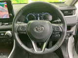 手元には複数のスイッチがまとまり、運転姿勢を保ちながら必要な操作を行いやすい構成です。メーターを見ながら扱えるため、日常の運転を便利にサポートします。