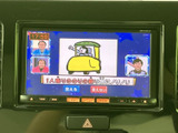 停車中にテレビ番組などを楽しめる画面を備え、待ち時間も車内で過ごしやすくなります。映像表示が確認でき、日常の休憩時間にも活用いただける装備です。