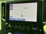 見やすい地図画面で、運転に集中できます。周辺情報も表示され、初めての場所でも安心です。目的地設定も簡単に行えます。