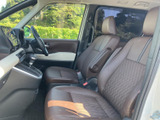 明るさを取り込みやすい窓と、前方を見渡しやすい運転席まわりが印象的です。落ち着いた色合いのシートは座ったときのまとまりもよく、ドライバーも助手席の方もリラックスして過ごせます。