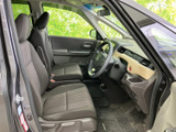 前席は座面と背もたれにゆとりがあり、運転席からの視界も開放的。落ち着いた色合いでまとまり、乗り降りのしやすさにも配慮された空間です。日々の移動を快適に過ごせます。