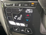 【オートエアコン】一度お好みの温度に設定すれば、車内の温度を検知し風量や温度を自動で調整。暑い&hellip;寒い&hellip;と何度もスイッチ操作をする必要はありません。快適な車内空間には必須の機能ですね♪