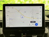 地図上に現在地や周辺の道路、地名が表示され、目的地検索にも活用できる画面です。拡大縮小などの表示操作も確認しやすく、行き先の確認やルート設定を日常の移動に役立てていただけます。