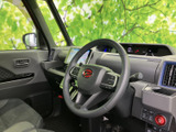 運転席まわりは前方の視界が広く、メーターや画面を確認しやすい配置です。シートに腰掛けた際も周囲を見渡しやすく、落ち着いて過ごせる空間です。