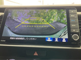 後方の映像にガイド線が表示され、駐車時に周囲を確認する際の目安として便利です。画面を見ながら後退時の位置を把握しやすく、日常の駐車をサポートします。