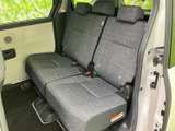 後席には並んで座れるシートとヘッドレストを備え、同乗者が落ち着いて過ごせる空間です。窓からの光が入り、明るい内装色と相まって開放感のある室内となっています。