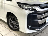 【LEDヘッドライト】悪天候や夜間走行時も良好な視界を確保し安心して運転できる高輝度LEDヘッドライトを装備!点灯速度が早く、消費電力も抑えられています。