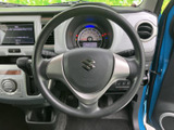 握りやすい円形のステアリングで、運転姿勢を保ちながら前方を見渡しやすい配置です。手元にはボタン類も備わり、視線を大きく移さずに操作へ移りやすい点が日常使いに便利です。