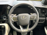 インテリアに合わせたデザインのステアリングは、運転される方のことも考え、運転しやすい形状、大きさです。是非一度、実際に触ってお確かめください。