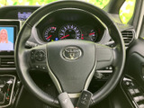 手元にオーディオ操作用のスイッチが備わり、運転姿勢を保ったまま各種操作ができます。メーターやナビ画面も視界に収まり、運転中に必要な情報を確認しやすい配置です。