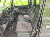 左右の前席はゆったりとした座面で、運転席からの見通しも良好。手の届きやすい位置にまとまった運転席まわりと、落ち着いた色合いのシートが快適な移動を支えます。