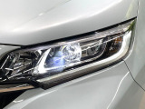 【LEDヘッドライト】悪天候や夜間走行時も良好な視界を確保し安心して運転できる高輝度LEDヘッドライトを装備!点灯速度が早く、消費電力も抑えられています。