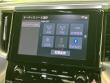 AM・FMやDVD、USB、Bluetoothなど、オーディオソースを画面上で選べる仕様です。表示が整理されていて選択肢を確認しやすく、好みに合わせた音楽の楽しみ方を選べます。