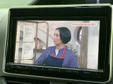 停車中にテレビ番組を視聴でき、休憩時間などを車内で過ごす際に活用できます。画面には映像が表示され、音量などの操作部も画面下に備わっているため、手軽に楽しめる装備です。