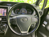 手元には複数のスイッチが配置され、運転姿勢を保ちながら各種操作を行いやすい構成です。メーターや前方の視界を確保しながら扱え、毎日の運転を便利にサポートしてくれます。