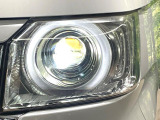 【LEDヘッドライト】悪天候や夜間走行時も良好な視界を確保し安心して運転できる高輝度LEDヘッドライトを装備!点灯速度が早く、消費電力も抑えられています。