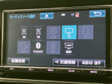 AM・FMをはじめ、テレビやBluetooth、USBなど複数の音源を選べる画面です。使いたい項目を一覧から選択でき、日々の移動中もお好みの音源を手軽に切り替えられます。