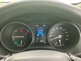 速度計や各種表示が運転席正面にまとまり、走行に必要な情報を確認しやすい配置です。中央のディスプレイにも車両情報が表示され、視線を大きく動かさず把握できます。