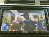 テレビ番組を画面で楽しめる装備です。お出かけ先での休憩時間など、停車中に映像を視聴でき、待ち時間を過ごす際にも活用できます。車内で過ごす時間に便利な一台です。