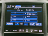 ラジオの放送局や周波数が画面に表示され、選局状況をひと目で確認できます。AM・FMなどの項目も見分けやすく、普段の移動中も使いたい音源を選びやすい構成です。