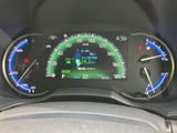 速度や燃料残量などを運転席からひと目で確認できるメーター配置です。中央の表示部には走行情報も表示され、必要な情報をまとめて把握しやすい構成となっています。