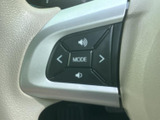 ステアリング上のスイッチから音量やモードの調整ができます。手元で操作できるため、停車中の音源選びや音量調整を手軽に行える装備です。