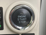 エンジンの始動と停止を行うプッシュ式スイッチを備えています。ボタンの位置が分かりやすく、乗車後の始動や降車時の操作をスムーズに行えます。