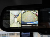 周囲を上から見た映像と後方の映像を画面で確認でき、駐車時の周囲確認をサポートします。目安となるラインも表示され、車両の位置を把握しながら慎重に駐車したい場面で役立ちます。