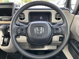 ステアリングの左右にスイッチがまとまり、運転姿勢を保ったまま手元で各種操作を行いやすい構成です。メーターも正面に配置され、運転中に必要な情報や操作部を確認しやすくなっています。