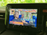 テレビ番組を画面で視聴でき、停車中の待ち時間を過ごす際にも活用できます。画面には番組映像が表示され、車内で映像を楽しみたい方にうれしい装備です。