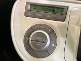 【オートエアコン】一度お好みの温度に設定すれば、車内の温度を検知し風量や温度を自動で調整。暑い&hellip;寒い&hellip;と何度もスイッチ操作をする必要はありません。快適な車内空間には必須の機能ですね♪