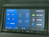 ナビゲーションやオーディオのメニューを画面から選べる構成です。交通情報や周辺検索などの項目も並び、目的に合わせて必要な機能を探しやすく、日常のお出かけをサポートします。