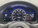 【メーターまわり】ドライバーから見やすい位置にあって安全運転に寄与します。メーターも見やすくてシンプルなデザインになっております。