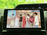 テレビ番組を停車中に画面で視聴できる装備です。お出かけ先での休憩時間などに映像を楽しめるのがうれしいポイント。画面表示も見やすく、くつろぎのひとときに活用できます。
