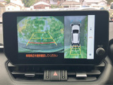 後方映像に加えて車両周辺を確認する表示も備わり、駐車時の周囲確認をサポートします。画面のガイドを目安にでき、車庫入れや切り返しの際に役立ちます。