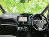 運転席から前方の視界を確保しながら、中央の画面で地図情報も確認できる室内配置です。スイッチ類や各表示が手の届きやすい位置にまとまり、日常の運転時に必要な情報を把握しやすくなっています。