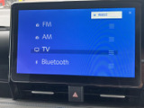 FM・AMラジオに加えてテレビやBluetoothの項目も表示され、利用したい音源を選びやすい画面です。音楽やラジオを楽しむ日常の移動で、好みに合わせた使い方ができる装備です。