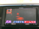 テレビ番組を画面で視聴できる装備です。停車中の待ち時間などに映像を楽しめるため、車内で過ごす時間にも活用できます。視聴の際は安全のため、必ず停車した状態でご利用ください。