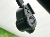 フロントガラス上部に取り付けられた小型のカメラ状機器です。運転席から目に入りやすい位置にあり、車内の装備としてすっきり収まっています。日々の運転時に使う機器として、存在を確認しやすい配置です。