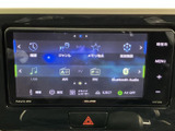 USBやAM・FM、Bluetooth Audioなどの音源が画面に表示され、聴きたいメディアを選びやすい構成です。メニューを見ながら選択できるため、日常の移動中も好みの音源を活用できます。
