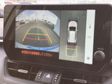 後方カメラの映像に加えて車両周辺を上から見た表示も確認でき、駐車時の周囲確認をサポートします。画面上で位置関係を把握しやすく、狭い場所での取り回しにも役立ちます。
