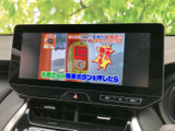 テレビ番組を画面で視聴でき、停車中の待ち時間にも楽しめます。映像と字幕が表示されるため内容を追いやすく、休憩のひとときに車内で過ごす時間をより快適に活用できます。