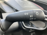 後退時に周囲の映像とガイドラインを画面で確認でき、駐車時の目安として便利です。車両周辺を直接確認しながら、慎重な操作をサポートします。