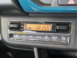 【オートエアコン】一度お好みの温度に設定すれば、車内の温度を検知し風量や温度を自動で調整。暑い&hellip;寒い&hellip;と何度もスイッチ操作をする必要はありません。快適な車内空間には必須の機能ですね♪