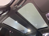 【パノラマルーフ】大型のガラスルーフ搭載で車内の解放感が一気にアップ!開放的なドライブをお楽しみいただけます。