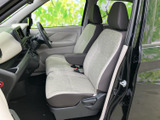 運転席と助手席が並ぶ室内は、明るい内装色で見通しもすっきり。シートの座面にはゆとりが感じられ、前席に座る方が落ち着いて過ごしやすい空間にまとまっています。