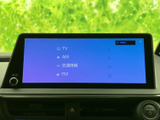 テレビやAM・FM、交通情報などの項目が画面に並び、目的に合わせて選びやすい構成です。日々の移動中に使う音声や情報を、見やすい画面から確認できる便利な装備です。