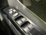 【電動格納ミラー】サイドミラーは電動格納式となっており、狭い駐車場でもキズがつくリスクを抑えられます。