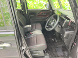 運転席まわりは前方の視界が広く、周囲を見渡しやすいレイアウトです。シートには落ち着いた色合いを採用し、足元もゆったり。毎日の乗り降りにも便利です。
